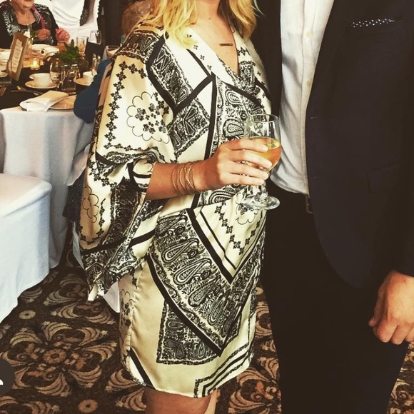 Aakaa Satin-Feel Kimono Dress with Bandana Print - Picture 4 of 4